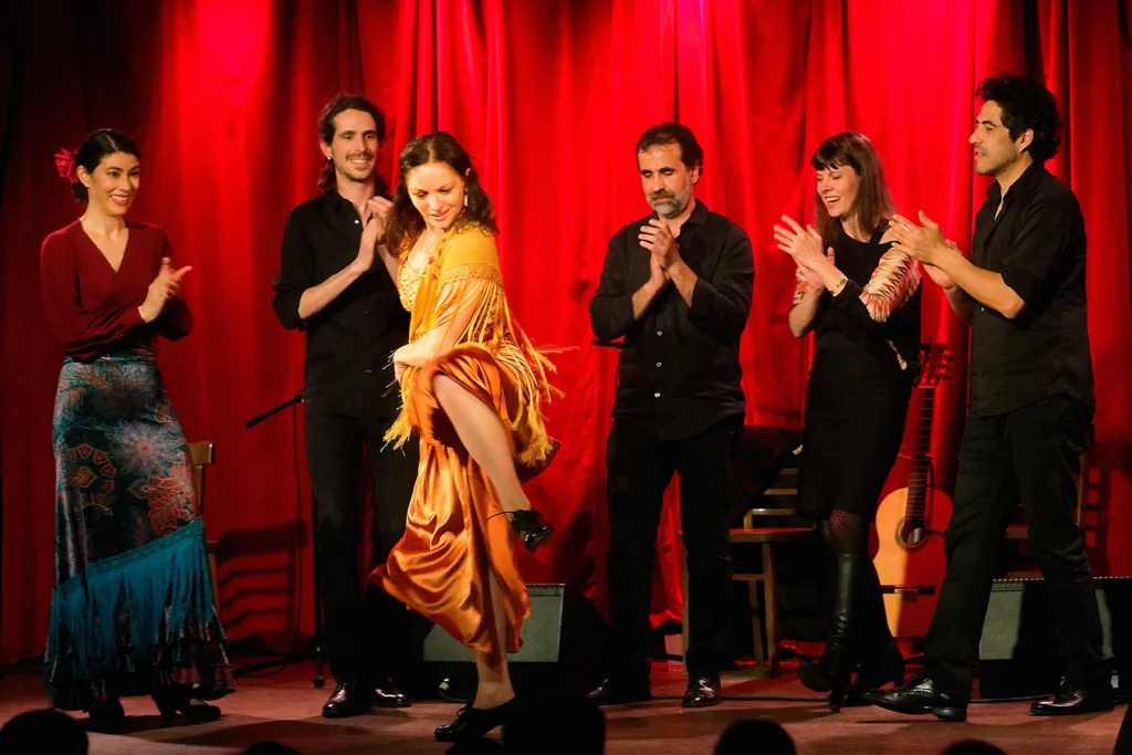 Aurélie Brunelle enseignant un cours de danse flamenco pour adultes en studio à Montréal